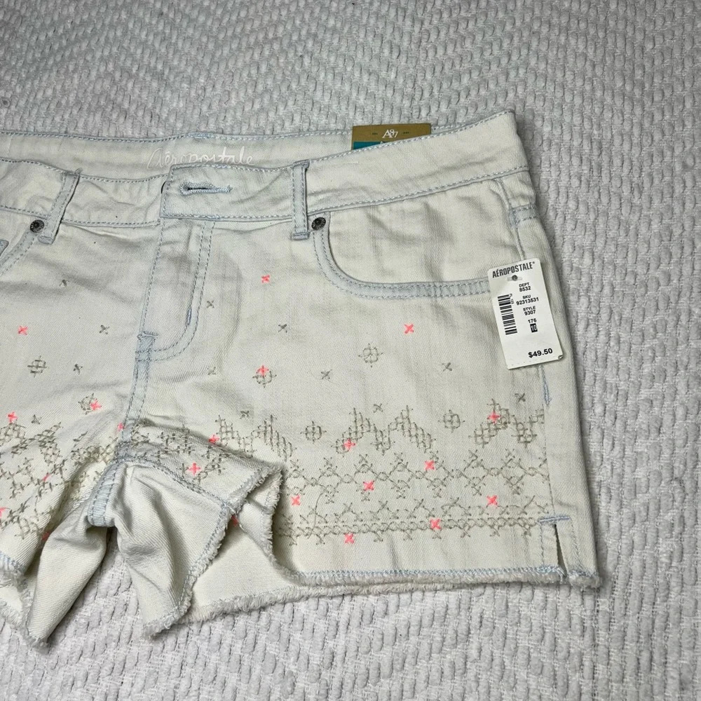 🖤New Aeropostale Light Wash Embroider Denim Shorts🖤 - Picture 4 of 11